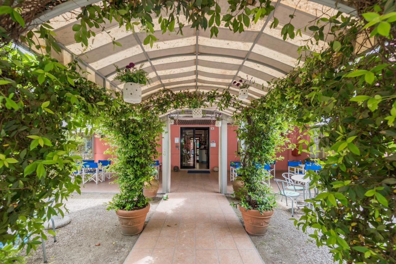 Rosa Hotel 2*